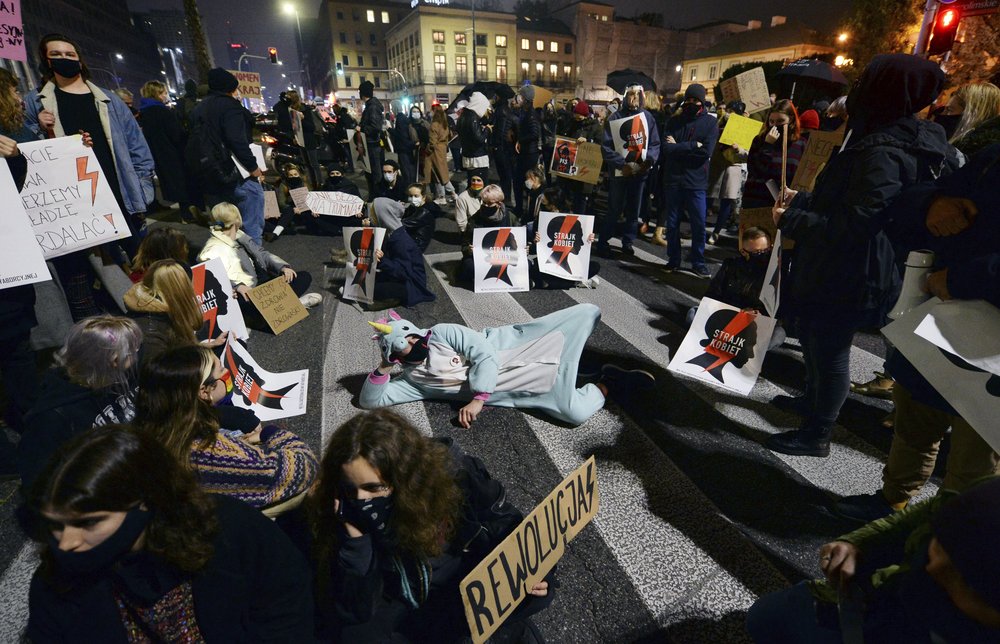 Polonia planea restringir la educación sexual y defensa de minorías tras prohibir el aborto