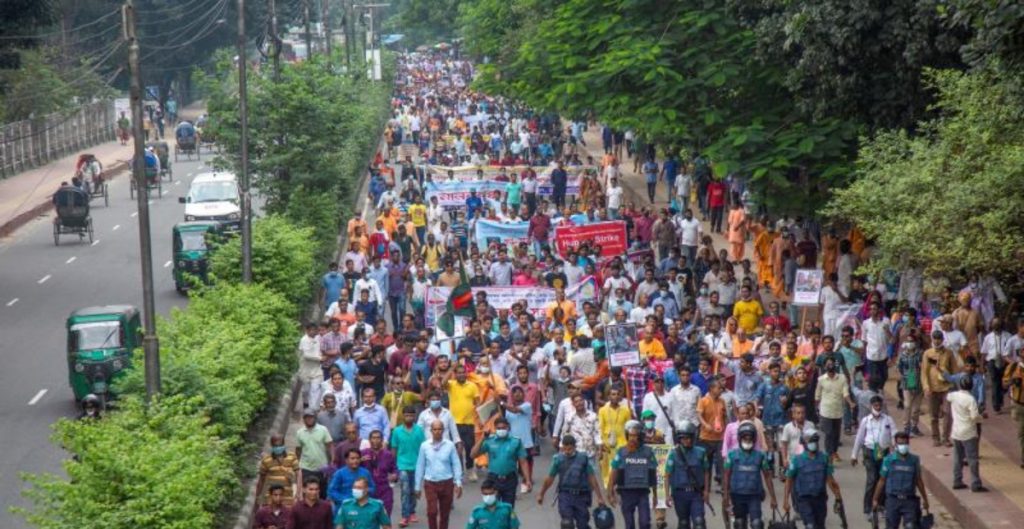 Cientos de hindúes comenzaron una huelga de hambre tras muerte de 6