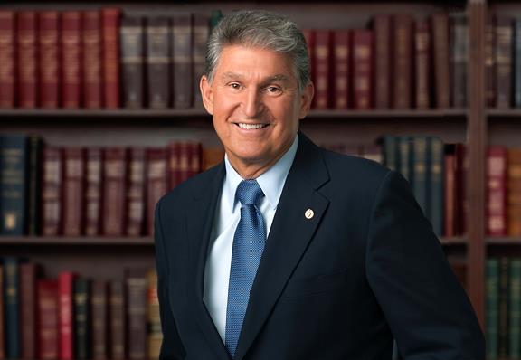 Joe Manchin, el senador demócrata que amenaza con sepultar el plan de gasto social de Biden