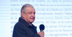 Pide AMLO "que sea mexicano, con solvencia y sin deudas fiscales" quien compre Banamex