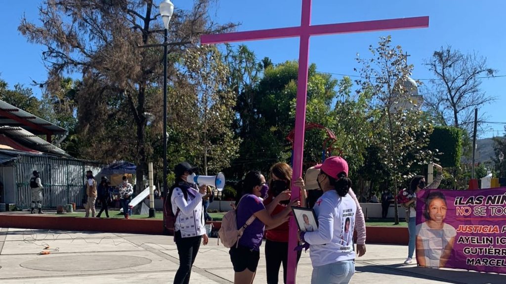 Familiares de niña víctima de feminicidio colocan una antimonumenta en Tixtla, Guerrero.