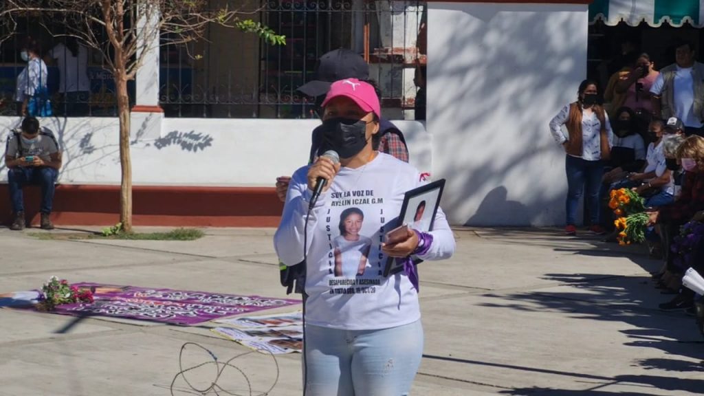 Familiares de niña víctima de feminicidio colocan una antimonumenta en Tixtla, Guerrero.
