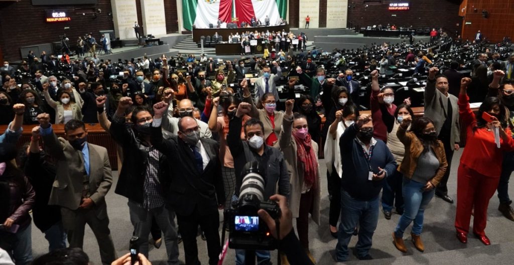 “¡Libertad de prensa!”: periodistas protestan en el pleno de San Lázaro y dejan evento de Morena en el Senado por ataques al gremio