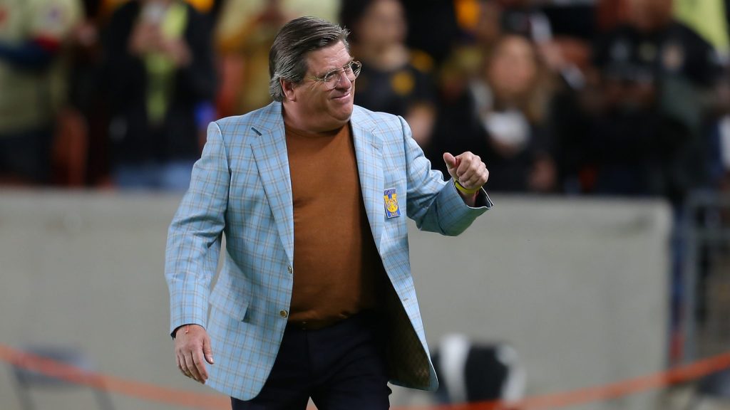Miguel Herrera Arremete Contra Martino Si Vuela A Argentina Tendr a 