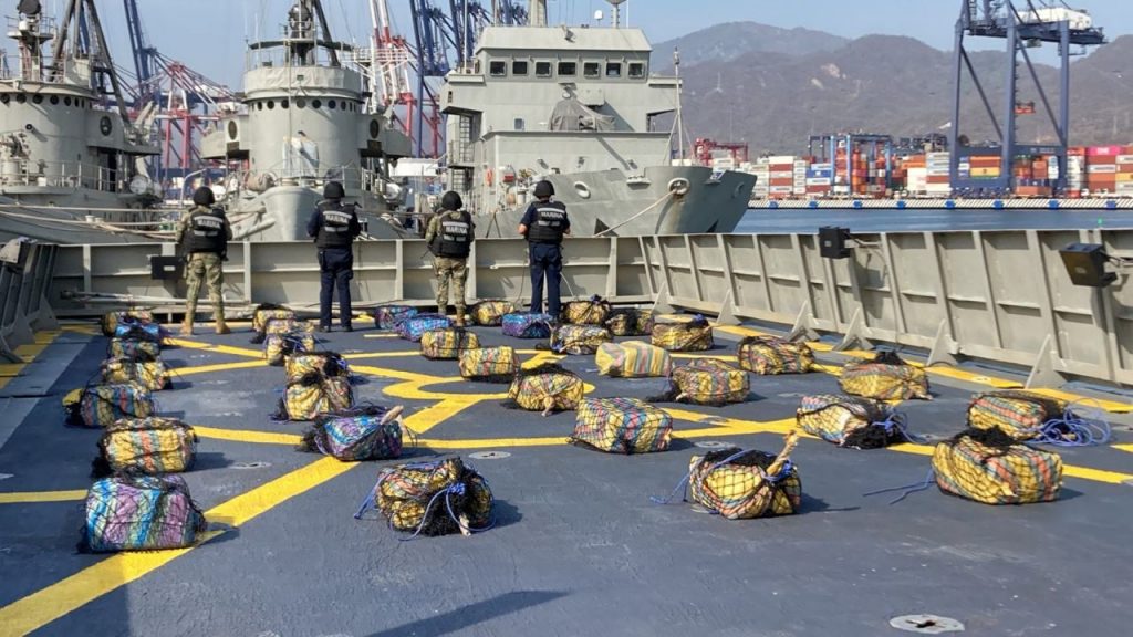 Marina decomisa mil 700 kilos de cocaína de una embarcación en Manzanillo
