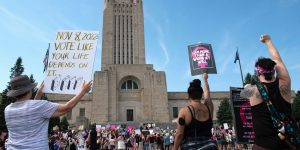 Acusan a una mujer de Nebraska de ayudar a su hija adolescente a abortar tras hallar sus mensajes en Facebook