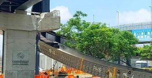 Colapsa trabe de puente vehicular en construcción en Querétaro horas después de ser colocada
