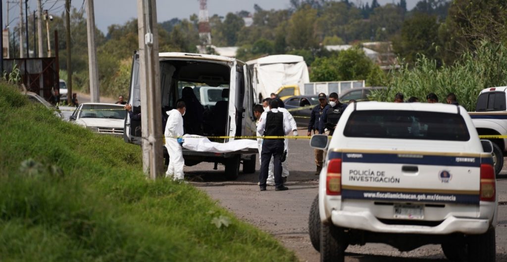 Exhuman cuatro cadáveres de fosas clandestinas halladas en Michoacán