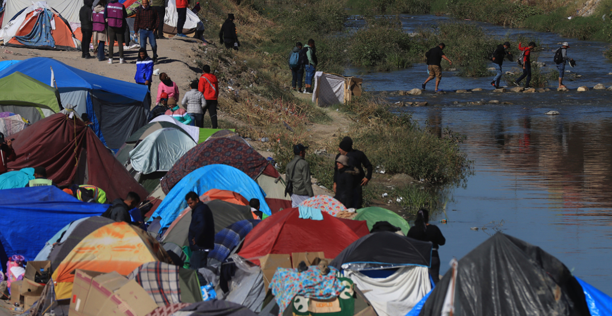 Autoridades en Ciudad Juárez piden a migrantes que se trasladen a los albergues por las bajas