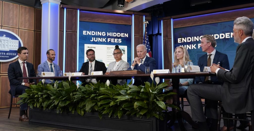 Biden acuerda con empresarios la eliminación de las tarifas ocultas en  servicios como Airbnb