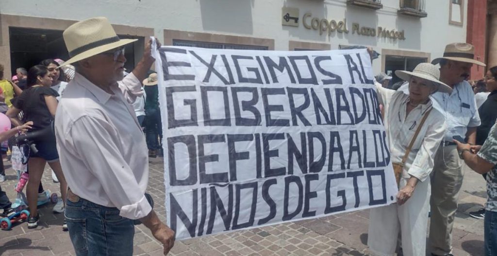 libros-texto-protesta-guanajuato