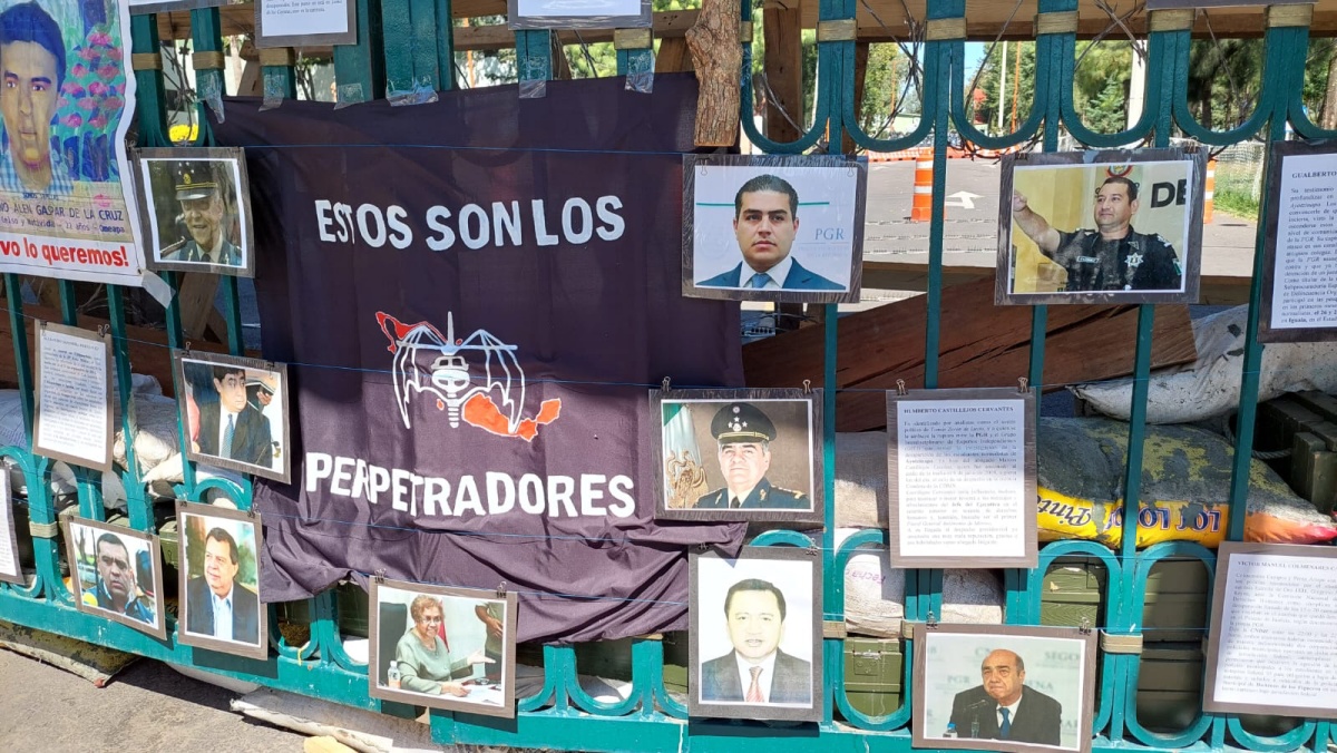 Padres de los 43 normalistas exigen a la Sedena que cumpla con entregar ...