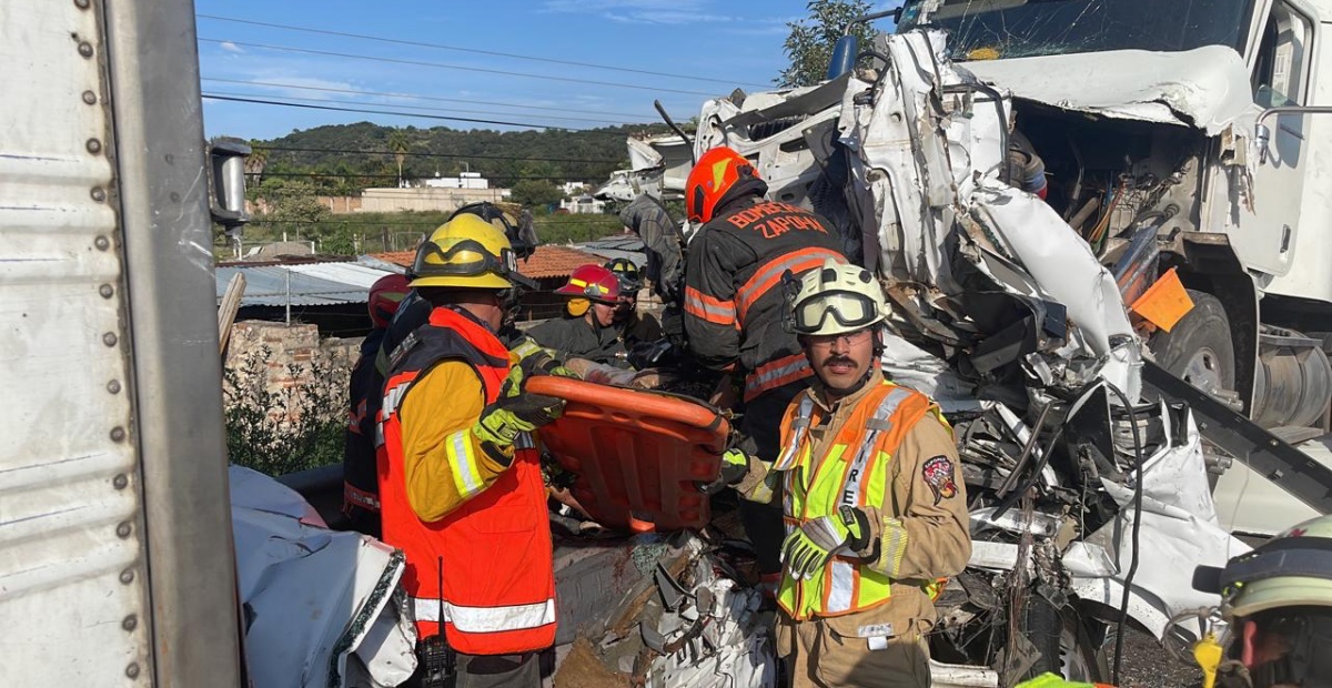 Mueren siete personas en choque entre tres vehículos en la carretera