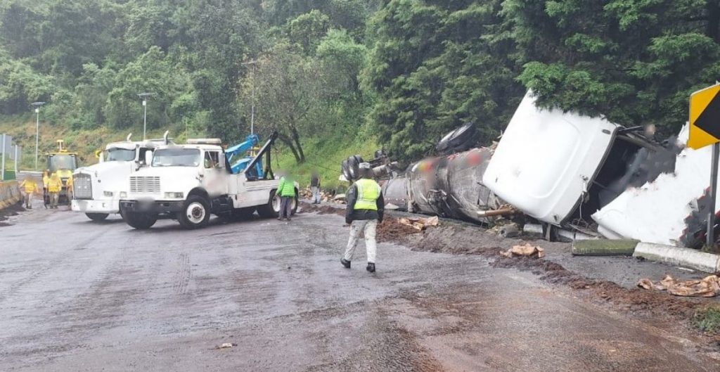 Cierran la Autopista del Sol en ambos sentidos por los deslaves que