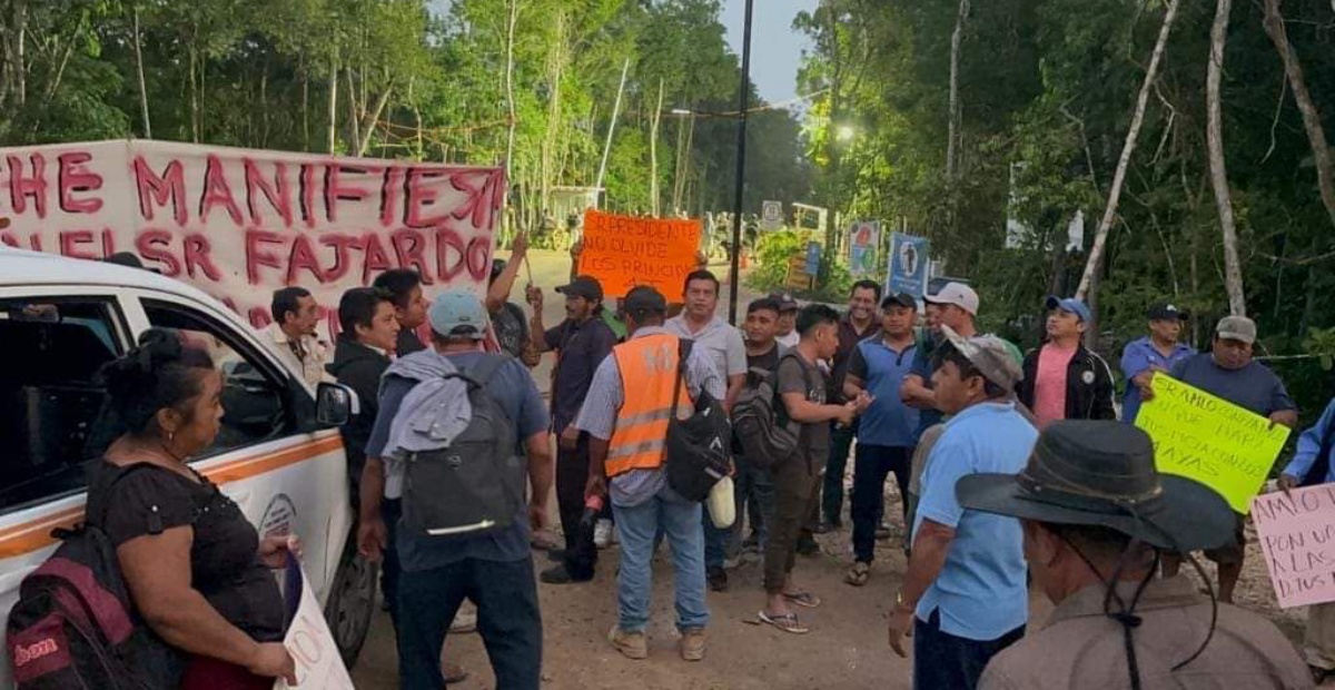 Ejidatarios de Chunyaxche bloquean acceso al aeropuerto de Tulum ante el  incumplimiento de acuerdos por parte del gobierno federal