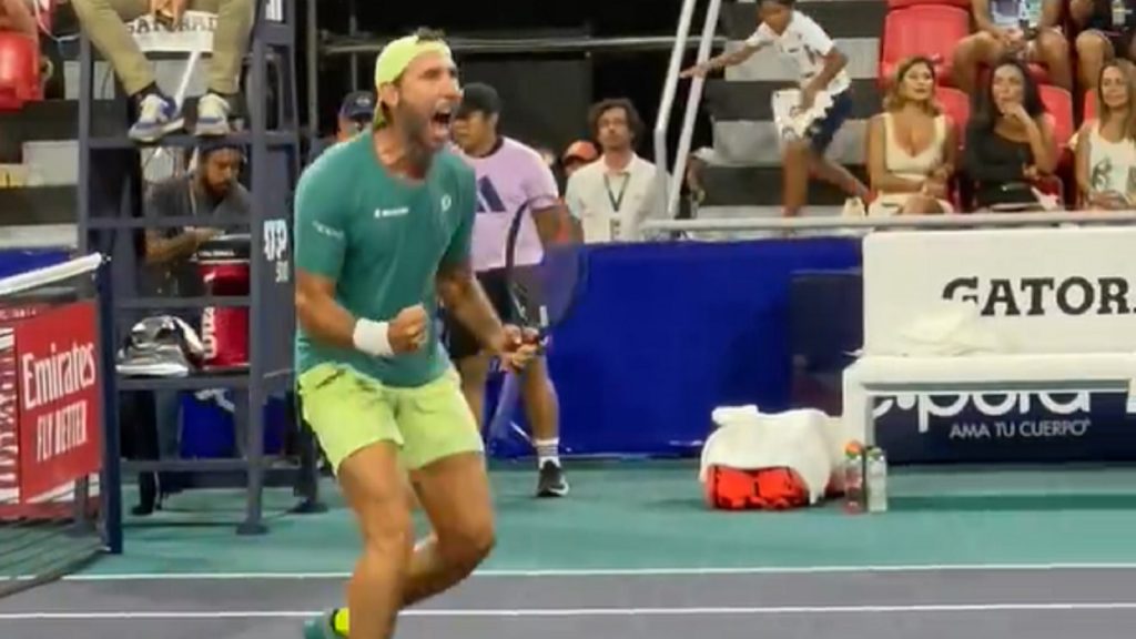Santiago González festeja el pase a la Final del dobles en el Abierto de Acapulco (Foto: Captura de pantalla).