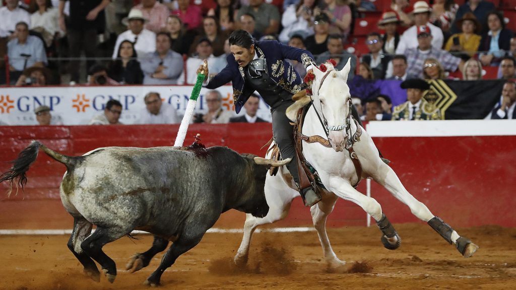 Emiliano Gamero lidia a su segundo toro de la tarde, 'Recuerdos', de 499 kilos (Foto: EFE).